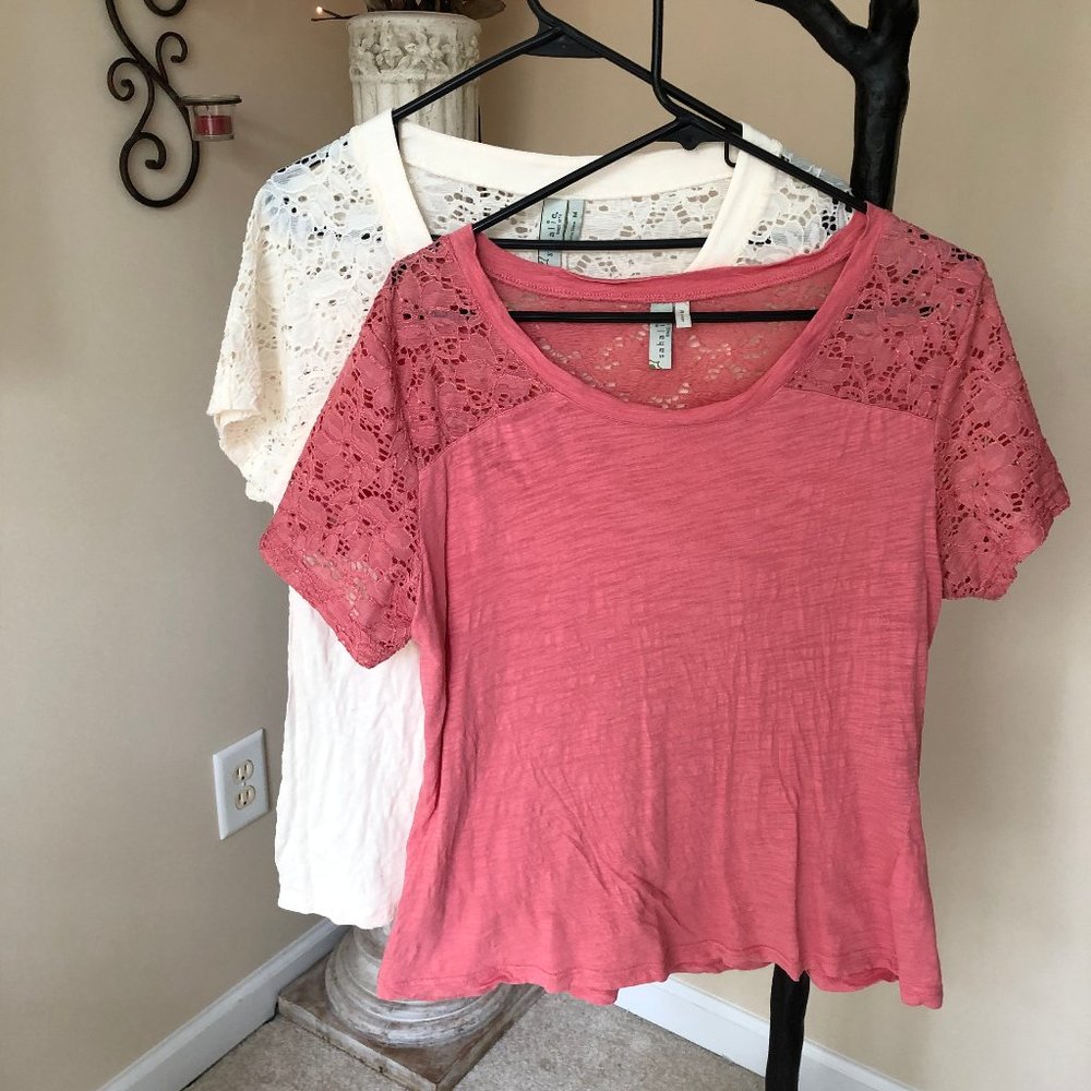 TWO Sahalie M MEDIUM lace sleeve t-shirts